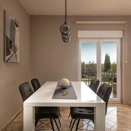 House Lara בית נופש *
